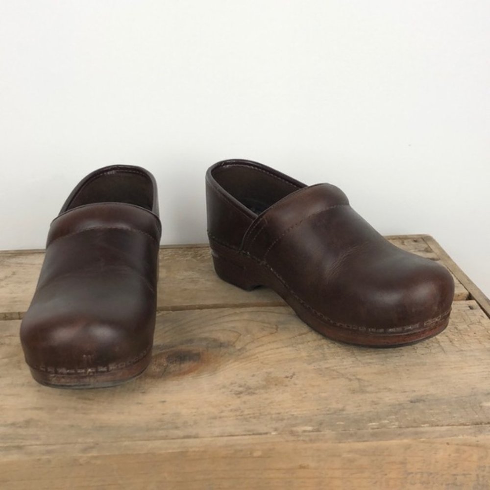 DANSKO brown leather classic clogs size 38 / 8